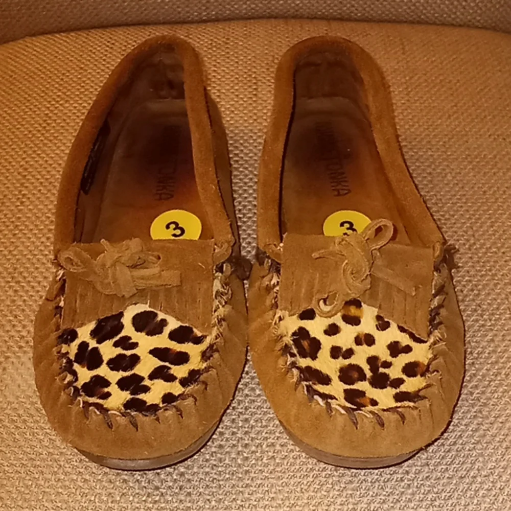 Minnetonka Animal Print Leopard Shoes Size 3